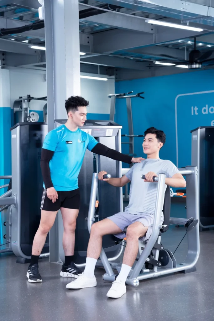 tập ngực với máy