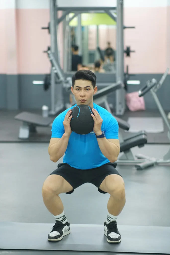 Squat va Day Bong Qua Dau Squat to Press e1760176596157