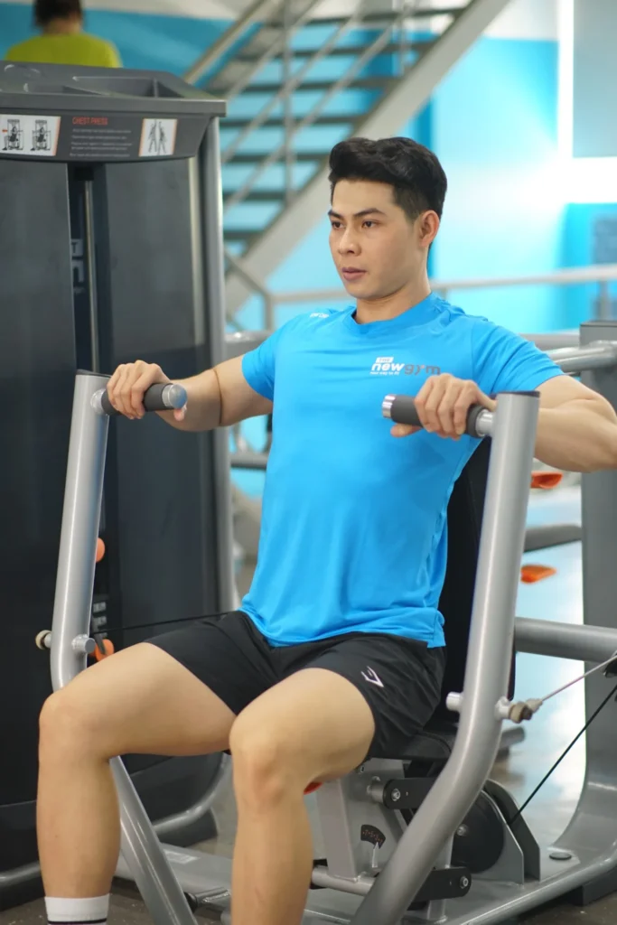 đẩy ngực với máy chest press