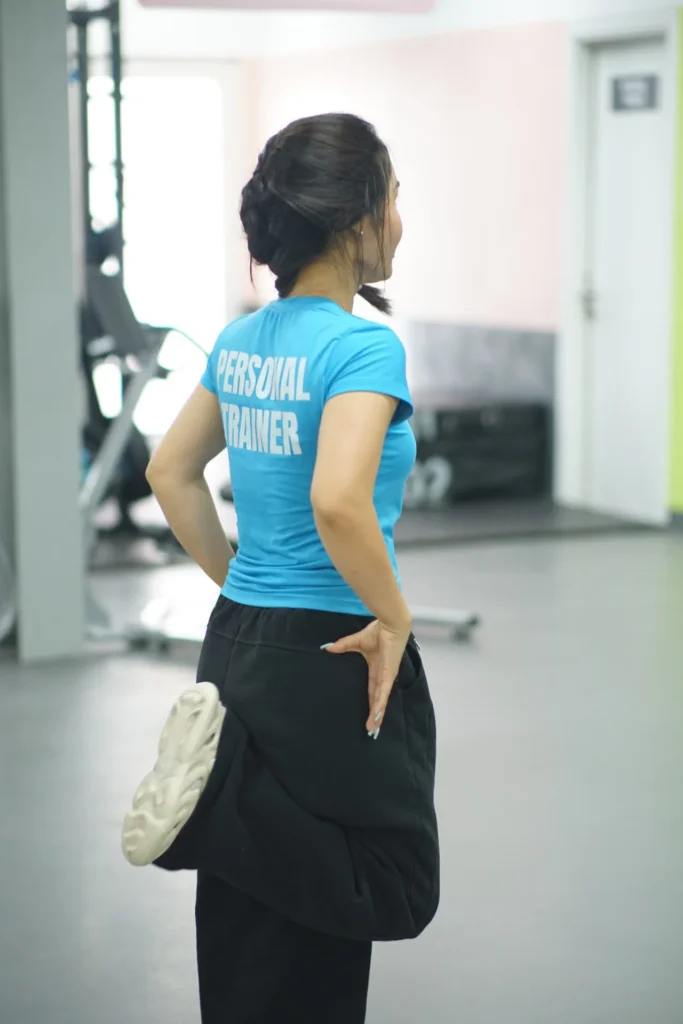 gót chạm mông
