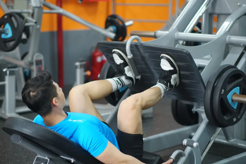 tập chân với máy log press