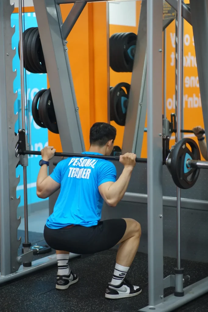 squat với máy smith