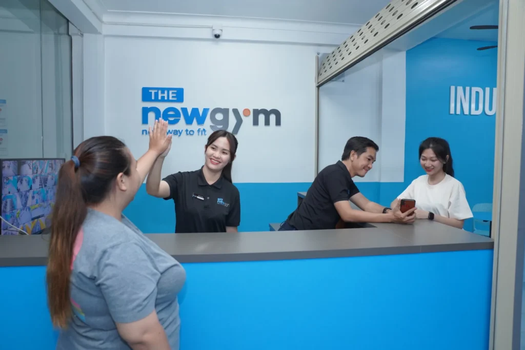 trò chuyện với nhân viên